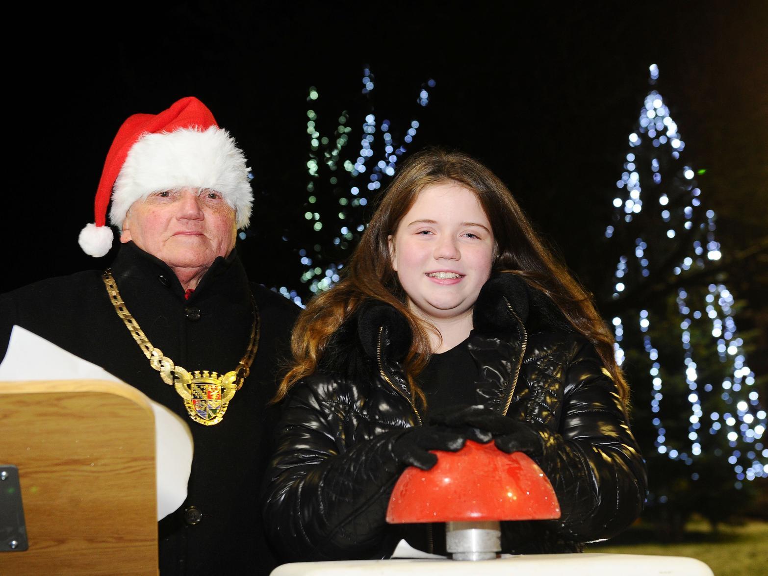 Bonnybridge Christmas lights switch on in the memorial garden on Sunday, December 1. Pushing the button to switch on the lights. Picture by Michael Gillen.
