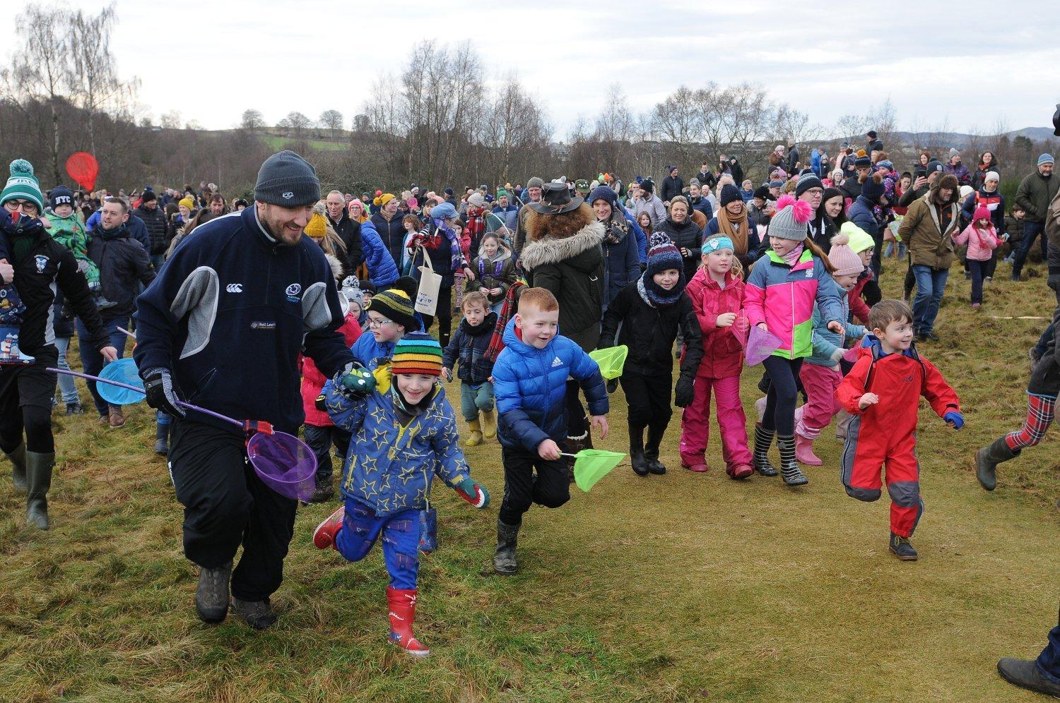 The Great Selkirk Haggis Hunt gets under way on Sunday morning when 567 people climbed Selkirk Hill.
