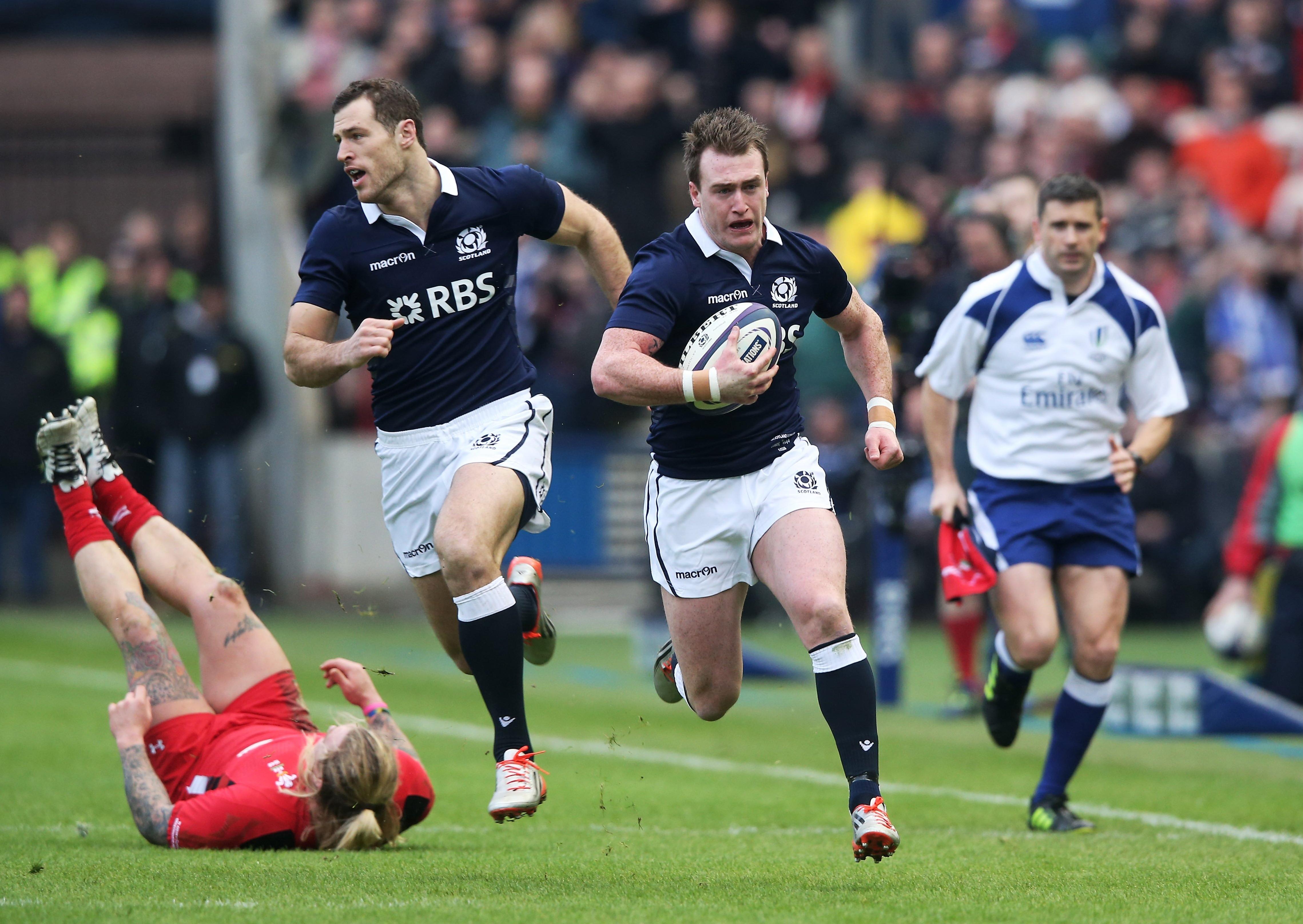 EDINBURGH, SCOTLAND - FEBRUARY 15:  Stuart Hogg of Scotland breaks away to score the opening try during the RBS Six Nations match between Scotland and Wales at Murrayfield Stadium on February 15, 2015 in Edinburgh, Scotland.  (Photo by David Rogers/Getty Images)