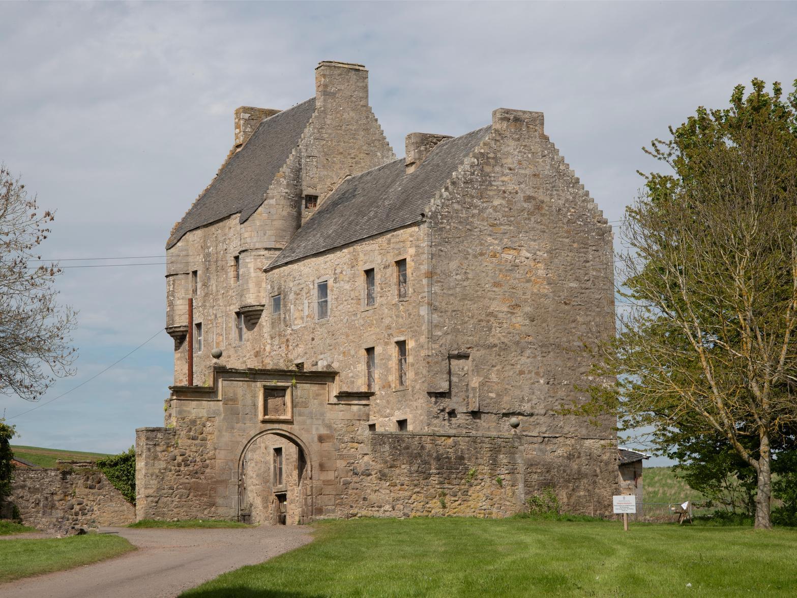 Midhope Castle is the external location of the Fraser family home, which is known as Lallybroch.