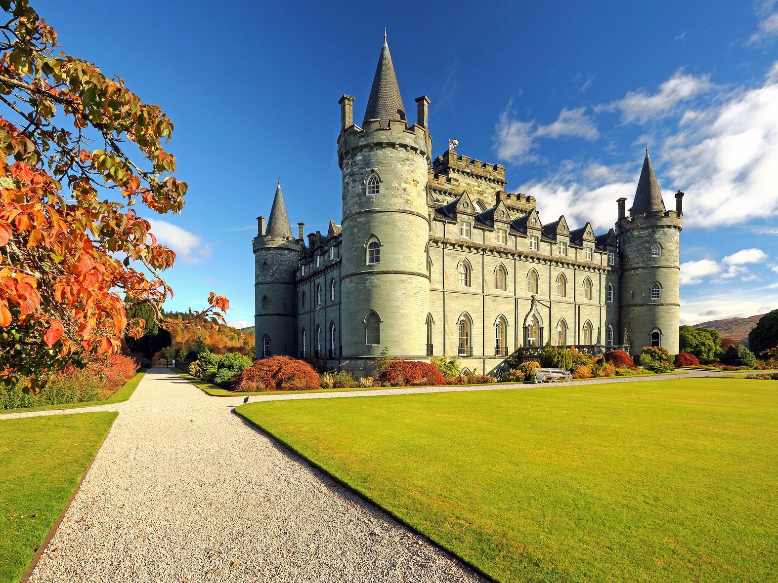 Inveraray Castle was the filming location for the Downton Abbey Christmas episode in 2012. This two-hour special saw the Grantham family and staff travel to the home of their cousins in their Scottish home, Duneagle Castle.