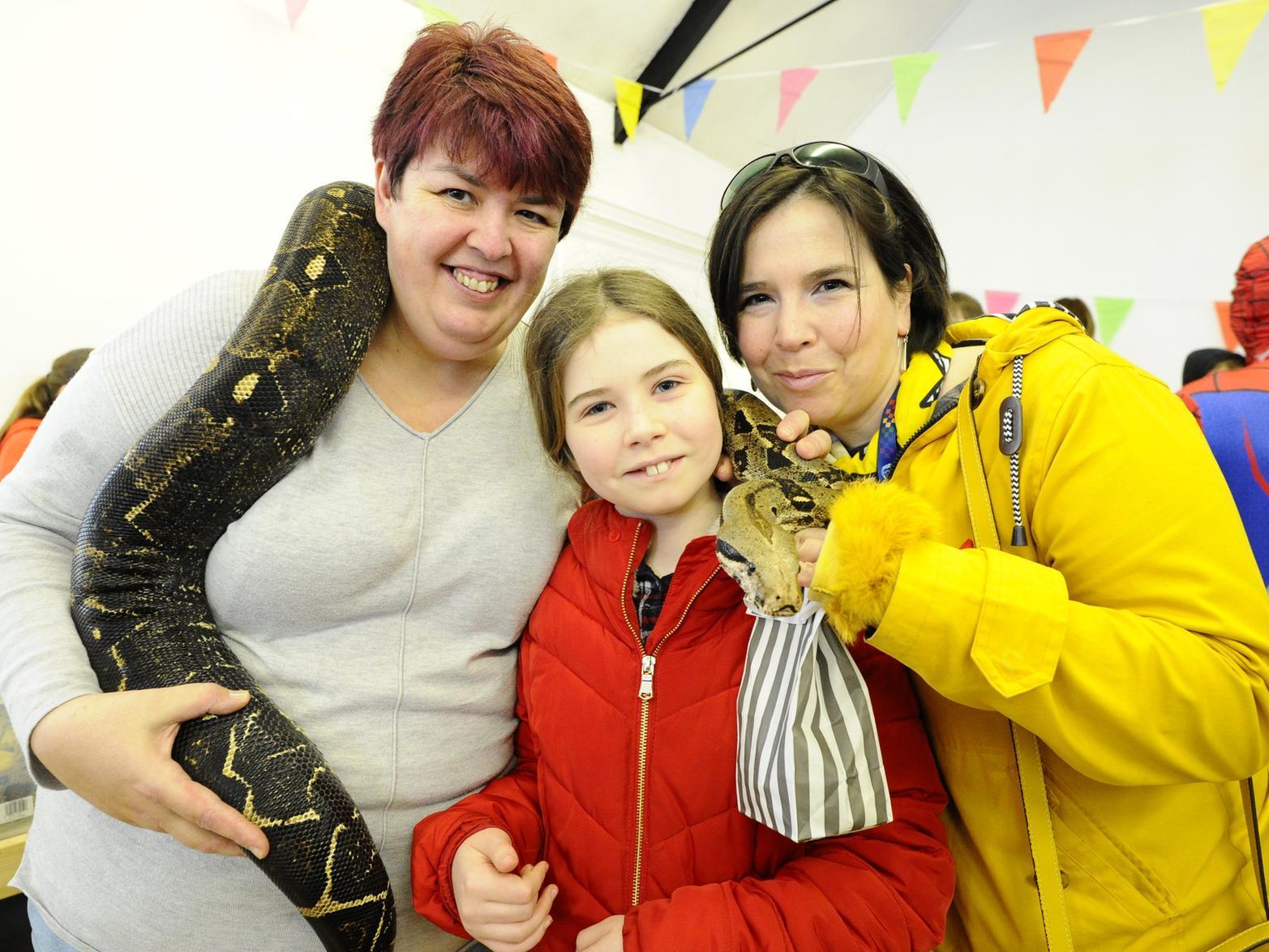Bothkennar Activity Centre - Jacquie Miller, Erin Purdon (10) and Cllr Laura Murtagh, with Hissy.