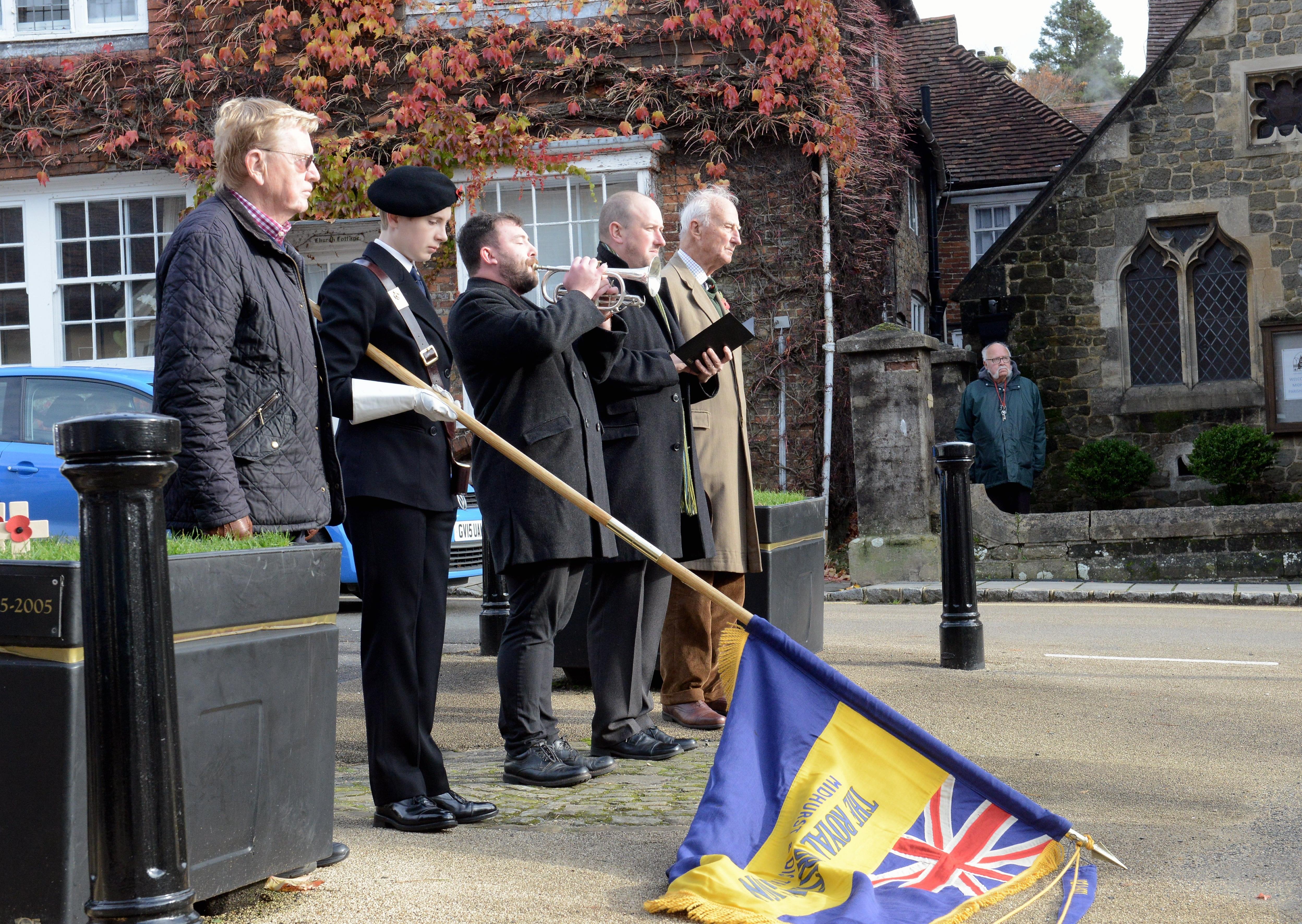 ks190613-7 Midhurst Remembrance (Mon)  photkate 
The flag is lowered for the two minutes silence..ks190613-7 SUS-191111-185024008