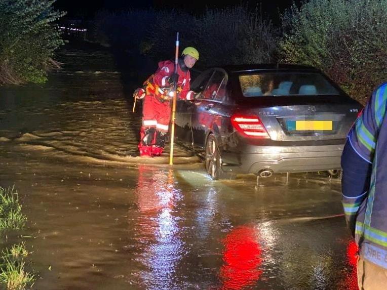 Floods near Wellesbourne. Photo by Wellesbourne Fire Station