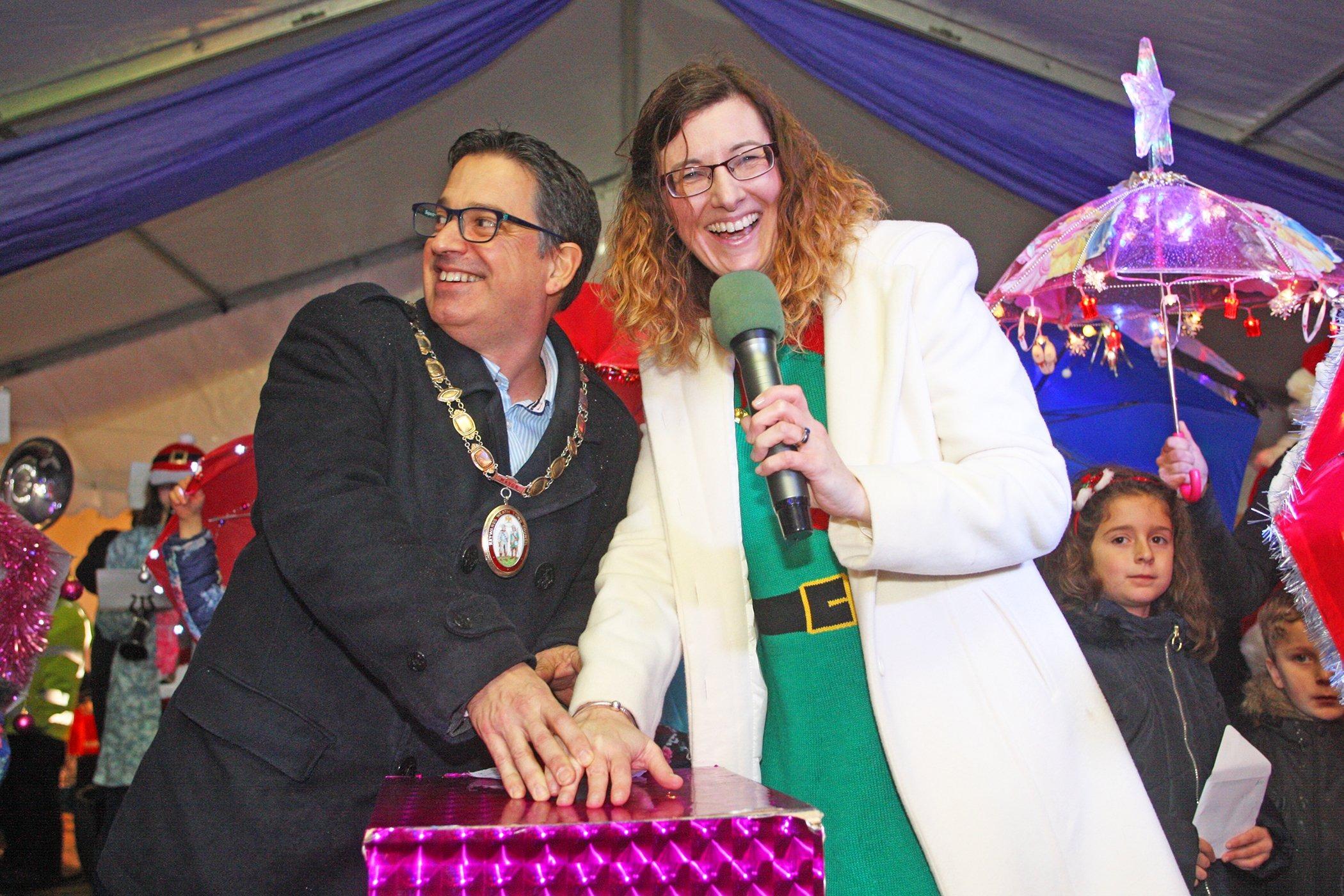 DM19112435a.jpg. Haywards Heath Christmas Lights. Gina Stainer from the Mid Sussex Times and the mayor Cllr Alastair McPherson switch on the lights. Photo by Derek Martin Photography. SUS-191123-215713008
