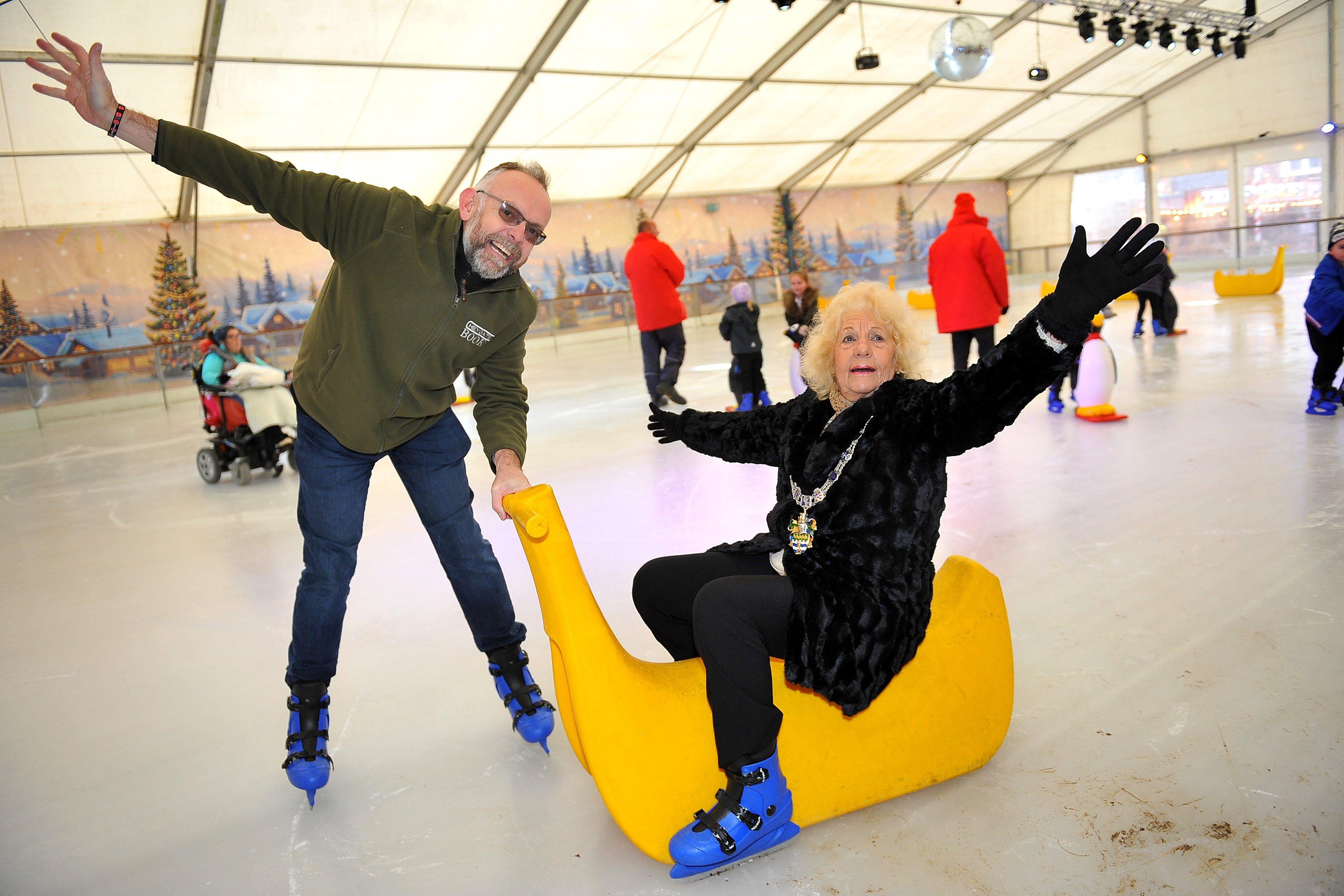 Opening of Bognor ice skating rink. Pic Steve Robards SR21111901 SUS-191121-143544001