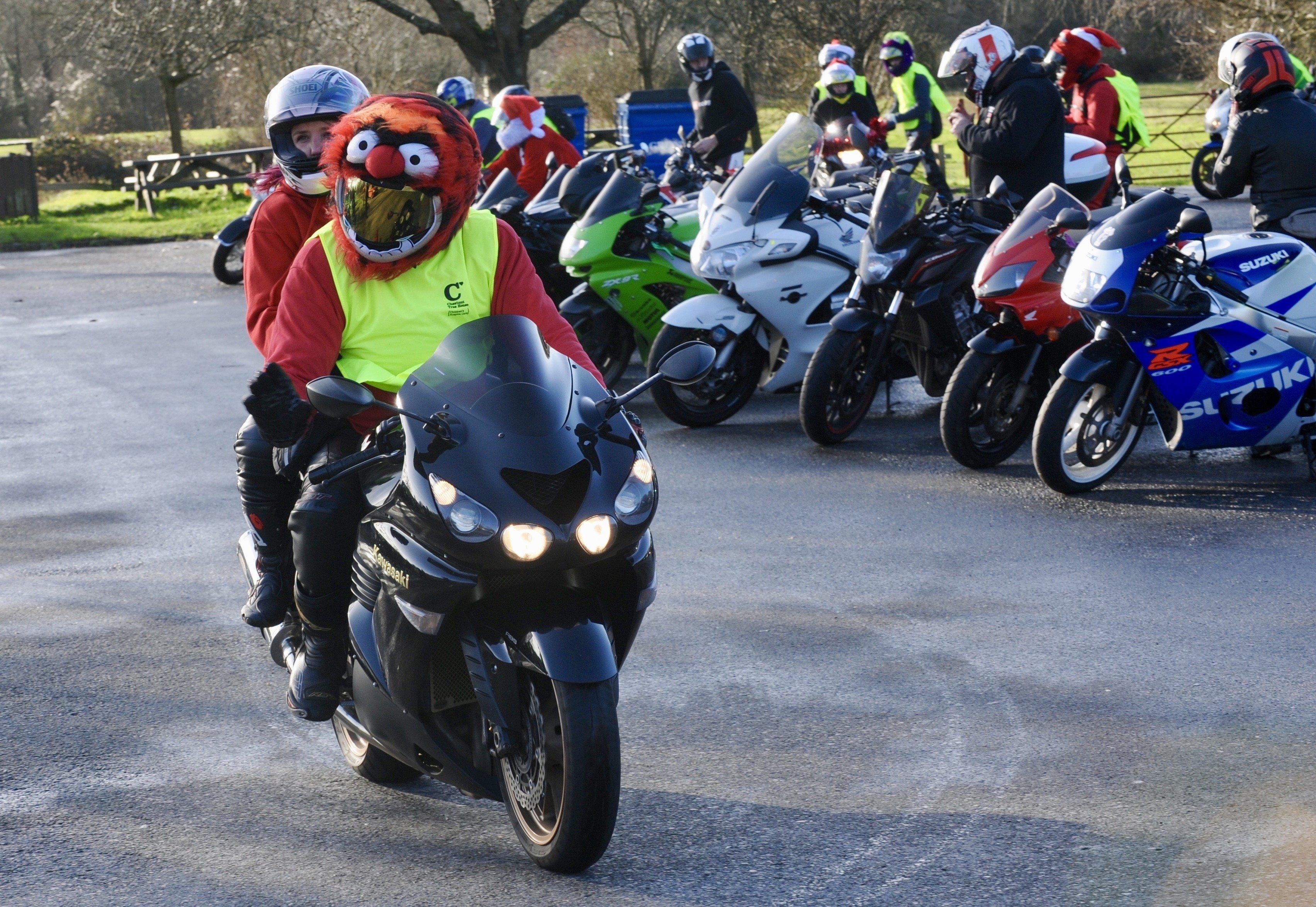 South Coast Bikers ride out to deliver presents to Chestnut Tree House children's hospice – SG141219
