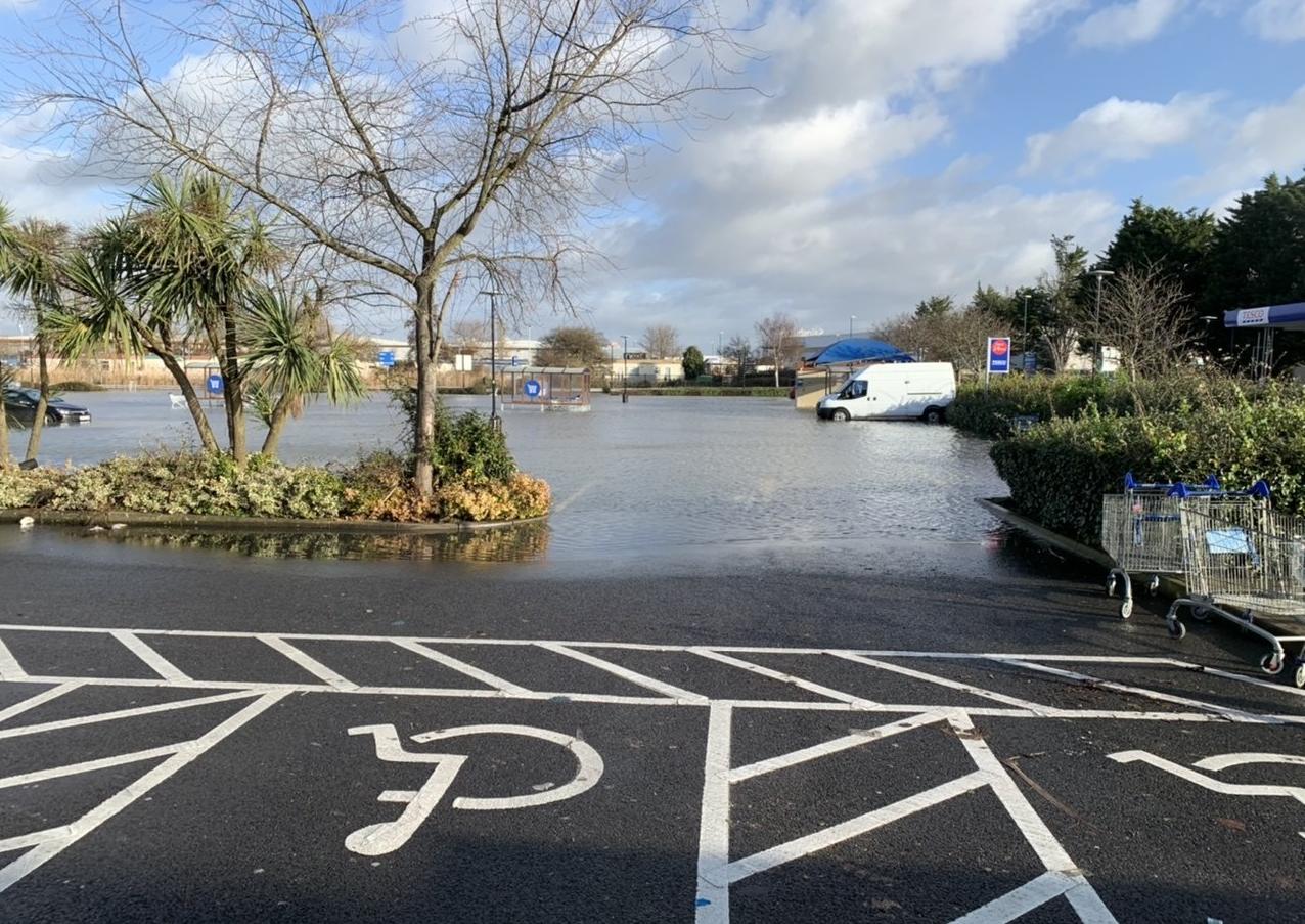 Tesco’s car park in Bognor Regis has been left under water after more flooding over the weekend. SUS-191223-143528001
