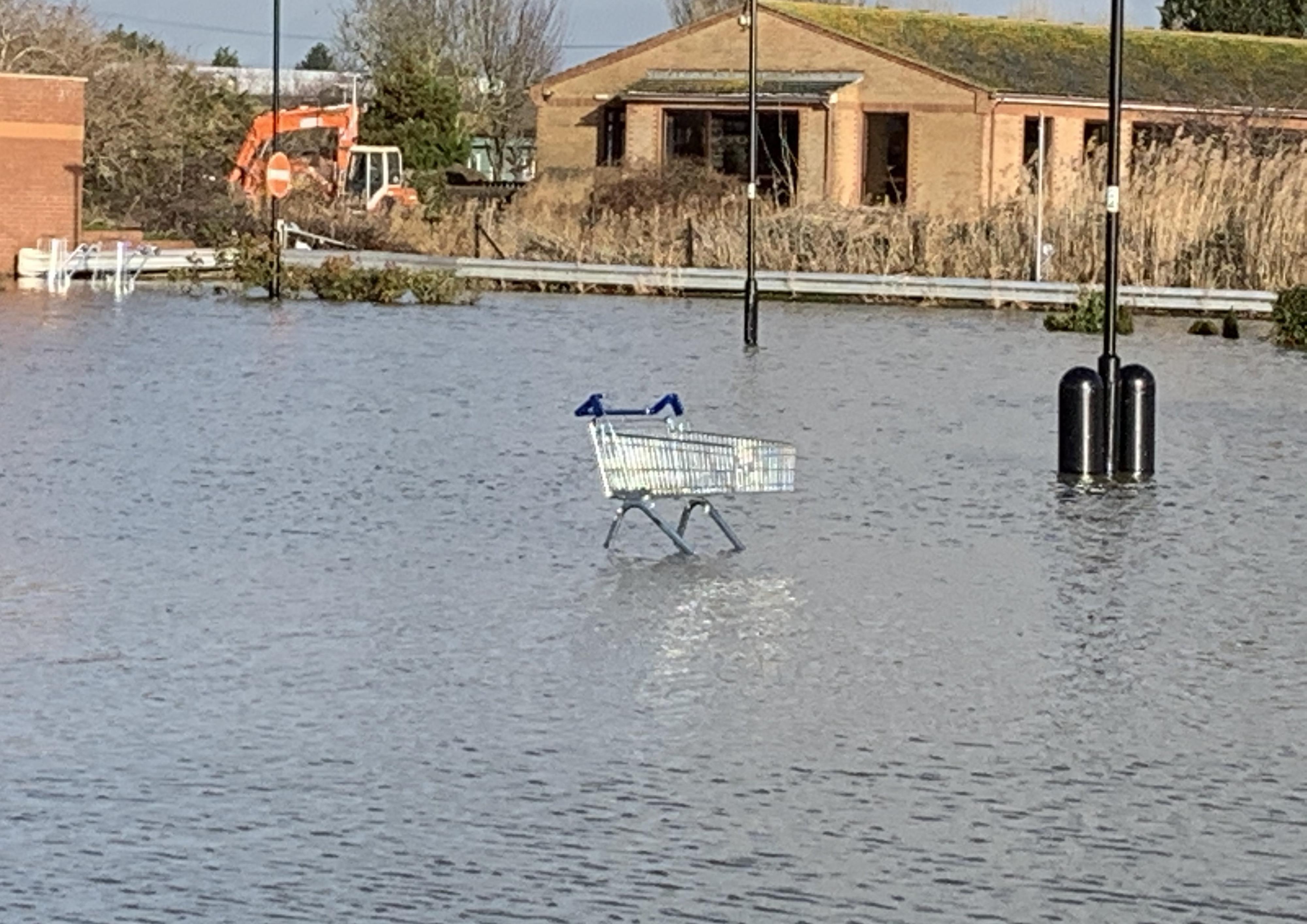 Tesco’s car park in Bognor Regis has been left under water after more flooding over the weekend. SUS-191223-143656001