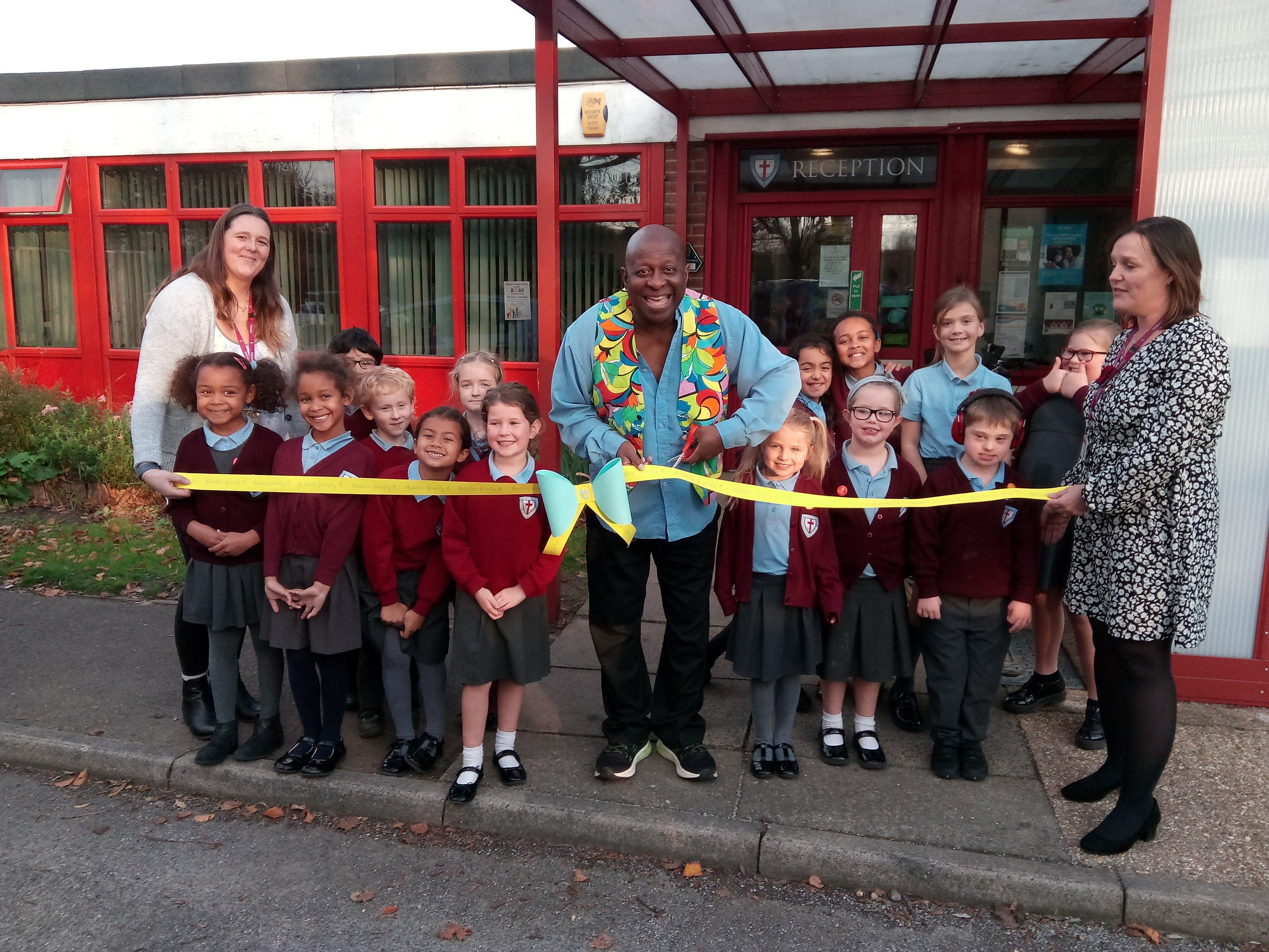Dave Benson Phillips cuts the ribbon to officially open Heene Primary School as a certified Makaton Friendly provider, with teacher Sarah Chandler, left, head teacher Jo MacGovern and signing ambassadors SUS-190811-160822003