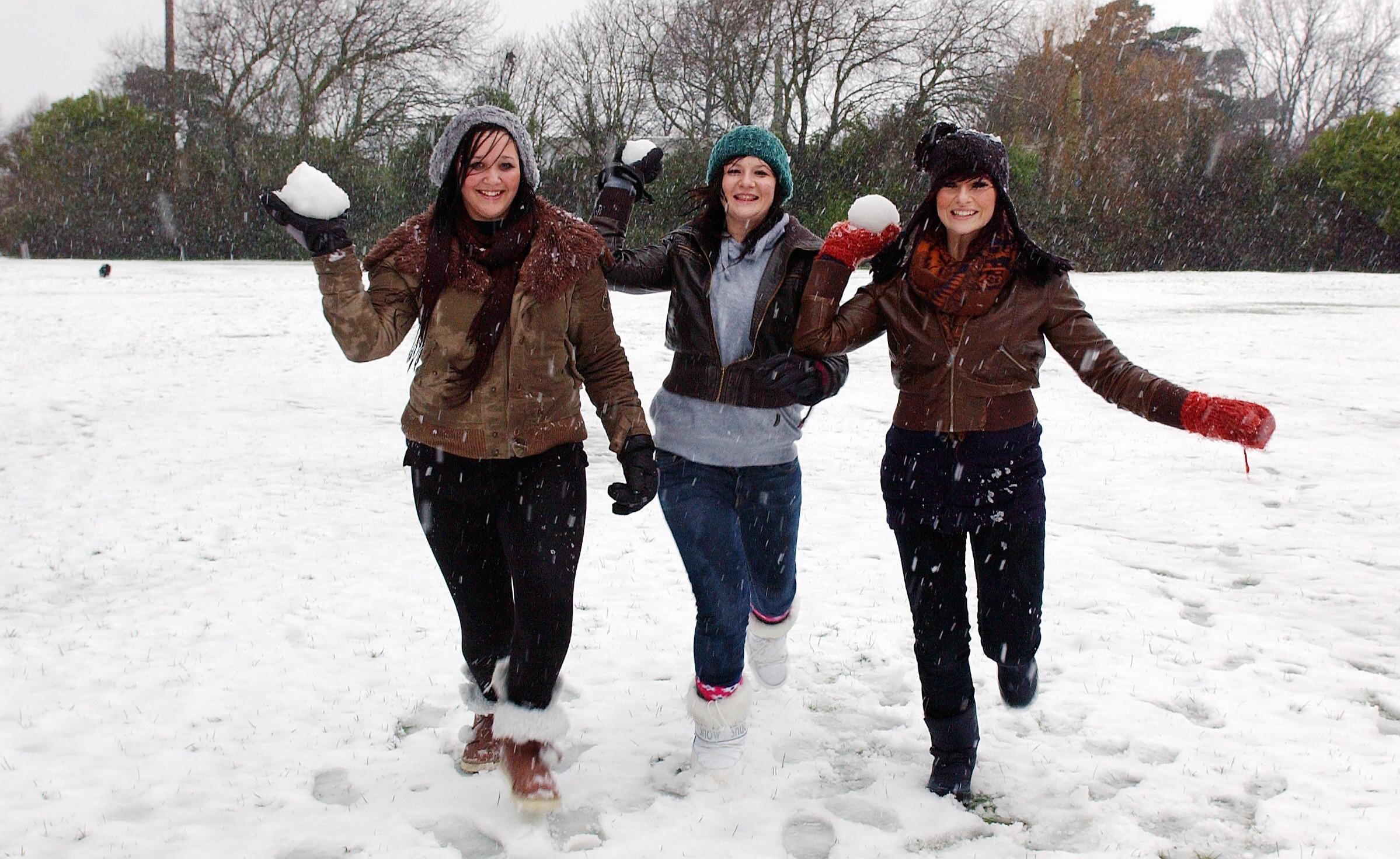 Hanna Simpson, 16, Katie Murray, 16, and Chloe Robinson, 17, all enjoying the snow in Bognor.C100022-1