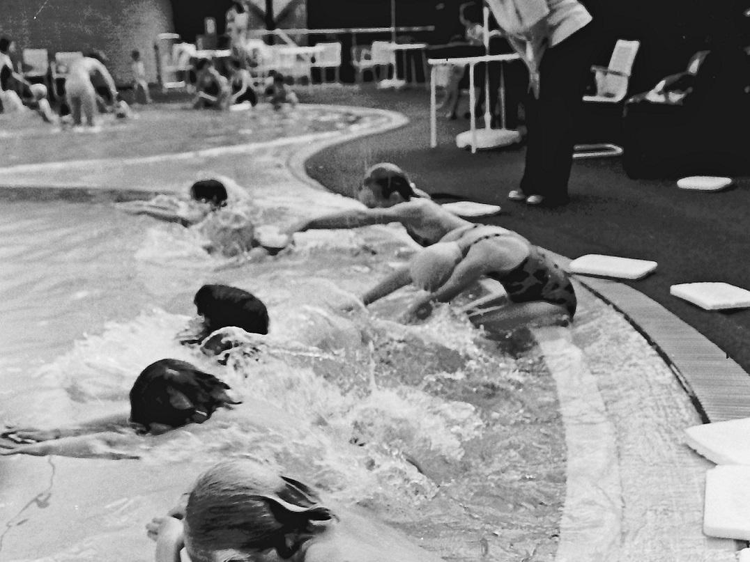 Children having diving lessons in August 1978
