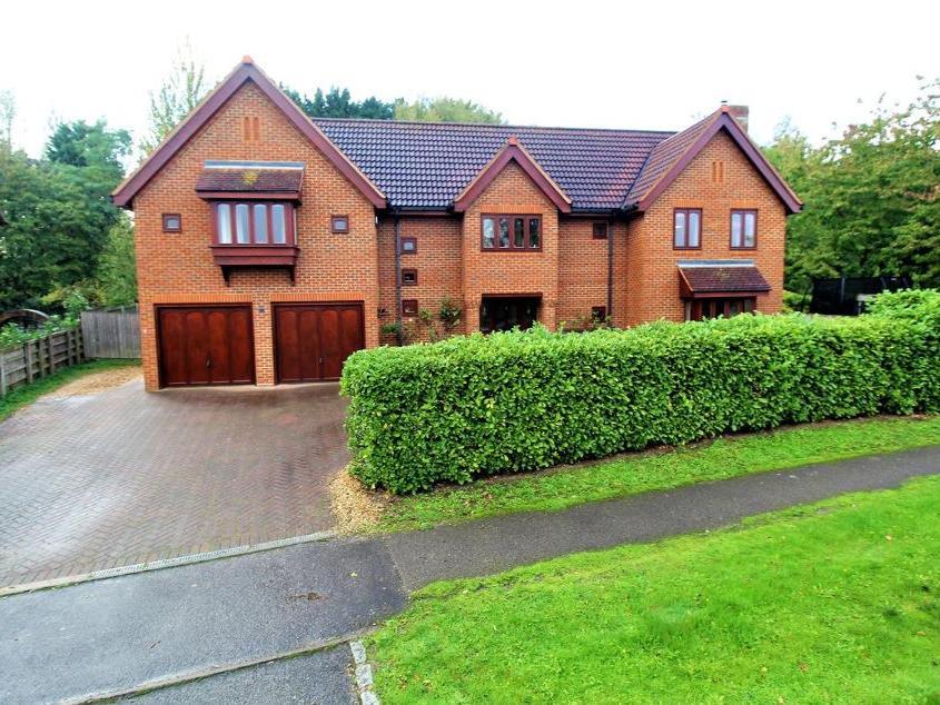 Located in the sought-after area of Woolstone, this modern property was built to a very high standard by the current owners and is just a short walk to local pubs, the Grand Union canal and central Milton Keynes. Price: 950,000 GBP