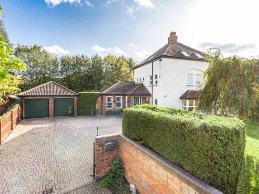 This spacious six bedroom property is located in the popular area of Shenley Church End and offers stylish living accommodation throughout, along with a wrap-around garden. Price: 925,000 GBP