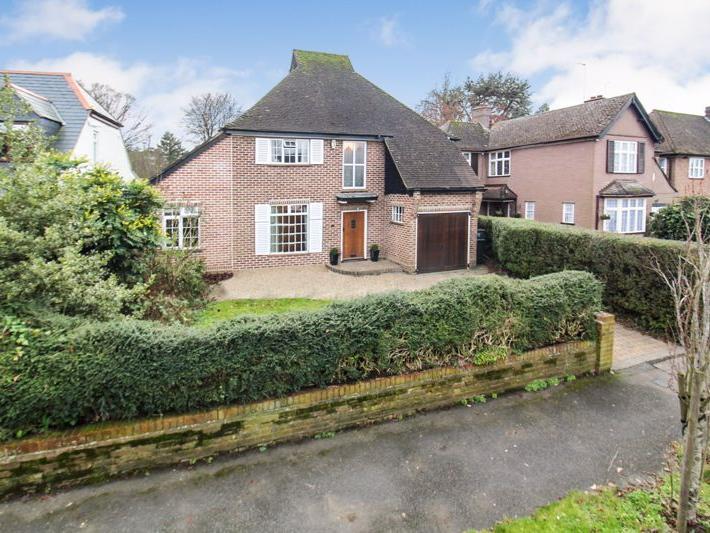 Ludlow Avenue, Luton LU1. Set on one of the most prestigious private roads in Luton is this four bedroom family home, which is set over two floors, and offers versatile living. Property agent: Venture Residential
