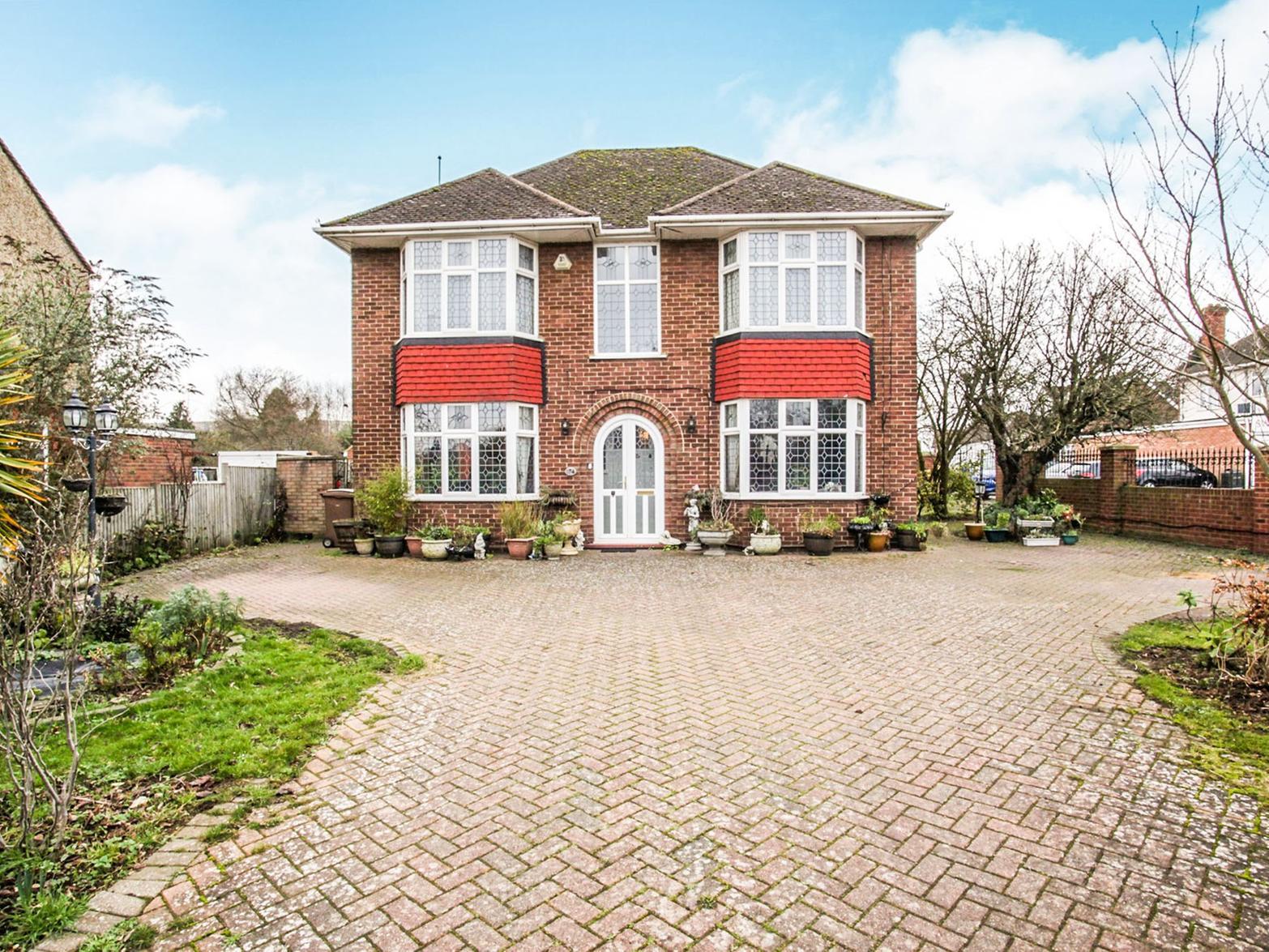 Barton Road, Luton LU3. This impressive five bedroom detached family home is situated on the sought after Barton Road area of North Luton, located within close proximity to local amenities. Property agent: Connells