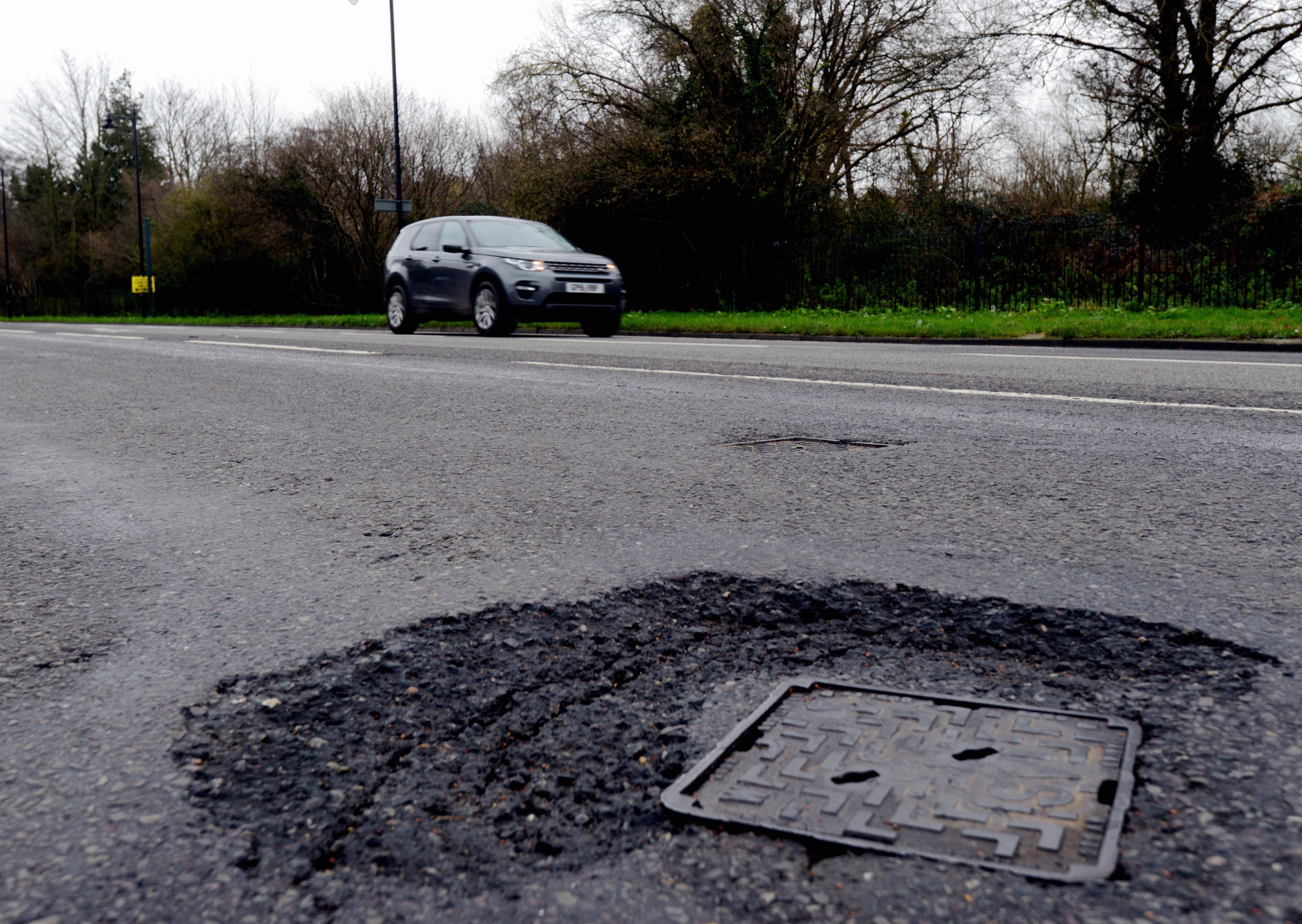 ks20009-1 Chichester Potholes  phot  kate Sunken drain on Fishbourne Road A259.ks20009-1 SUS-201201-190310008