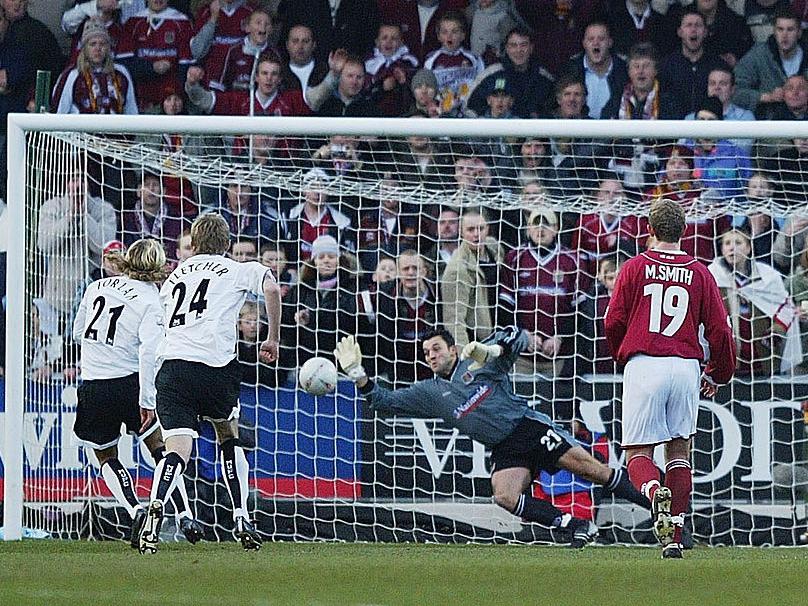 January 25, 2004 - Alex Ferguson's men eased past the Cobblers with little fuss. Town had reached round four by beating Championship side Rotherham in a round three replay, the first game at Sixfields ending 1-1