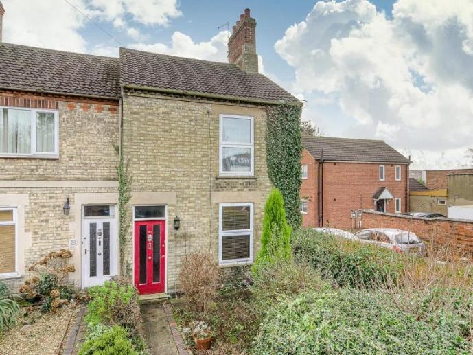 In a conservation area, this cute end terrace is within walking distance of Wellingborough town centre. It's priced at just 140,000, has three bedrooms and a walled rear garden.