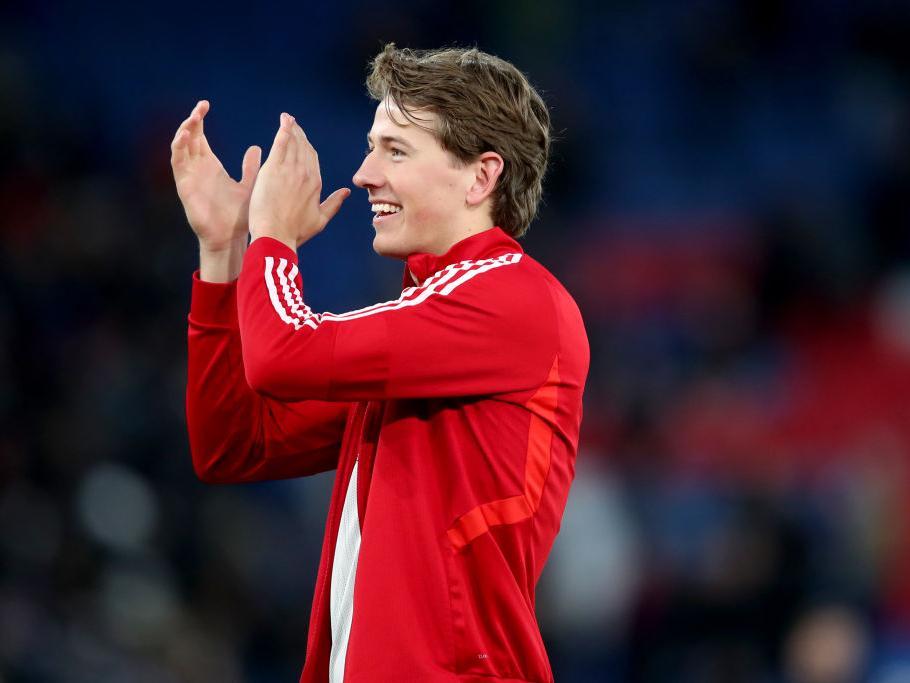 Genk chief Dimitri De Conderevealed he wasdetermined to keep Sander Berge last week before a conversation with the player, his father and management. (Het Belang van Limburg)