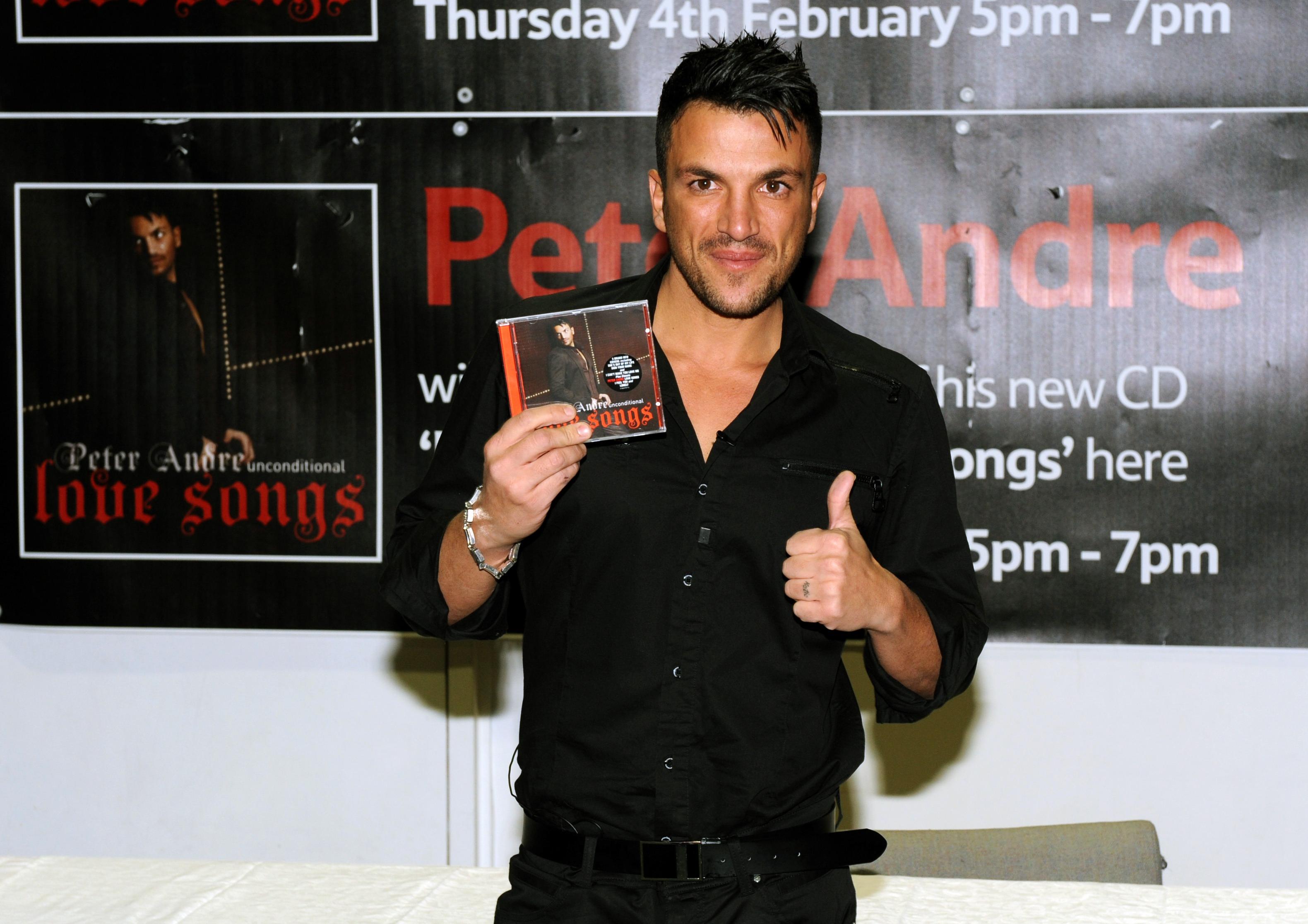 Peter Andre at the Holmbush Shopping centre. Picture by Stephen Goodger