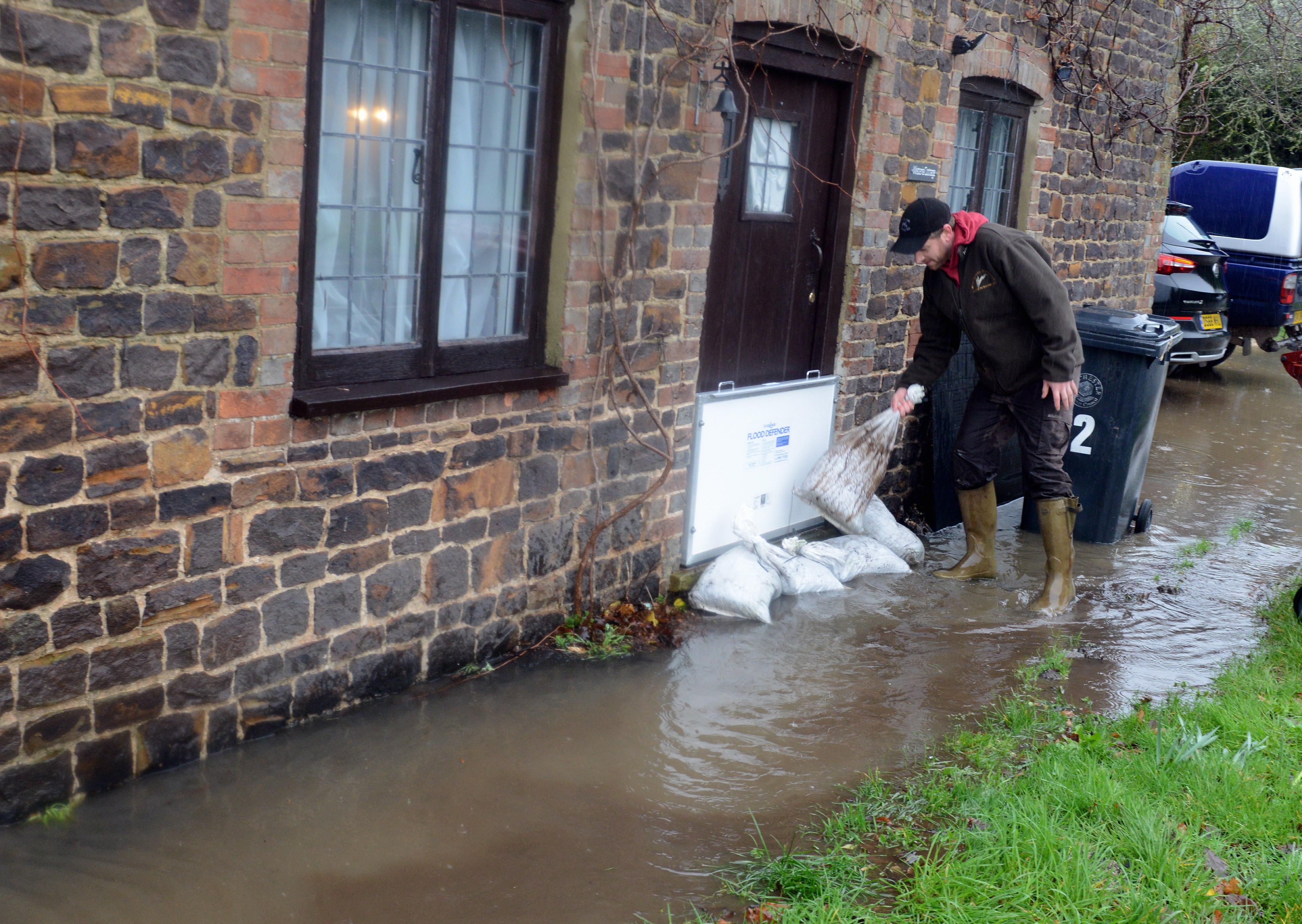 ks20062-11 Dennis Mid Pet Flood  phot kate
James McConville flood proofing his house at Fittleworth .ks20062-11 SUS-200216-184528008