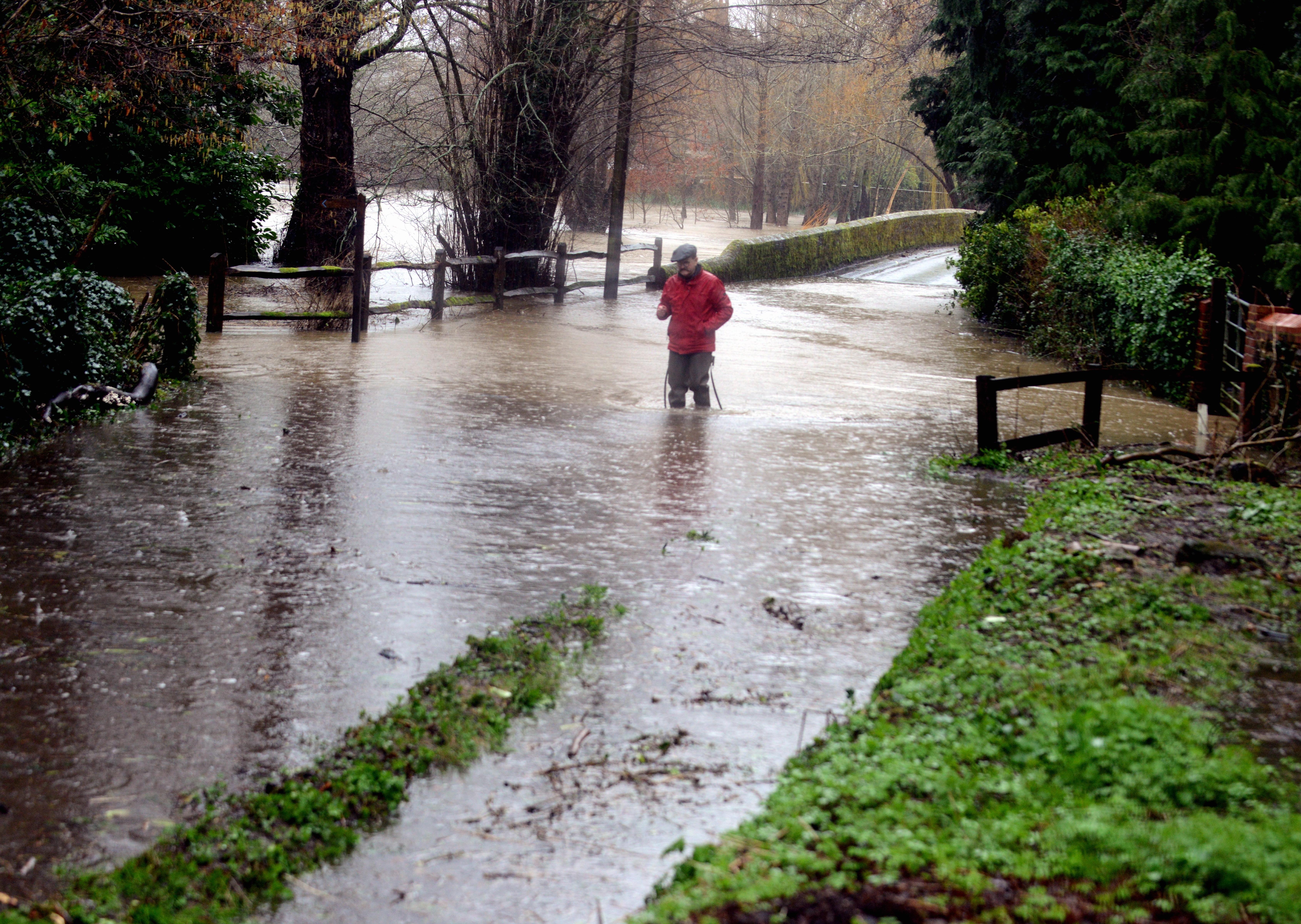 ks20062-6 Dennis Mid Pet Flood  phot kate
Antony Williams in the flooded road near his house in Bridgefoot lane Stedham.ks20062-6 SUS-200216-183836008