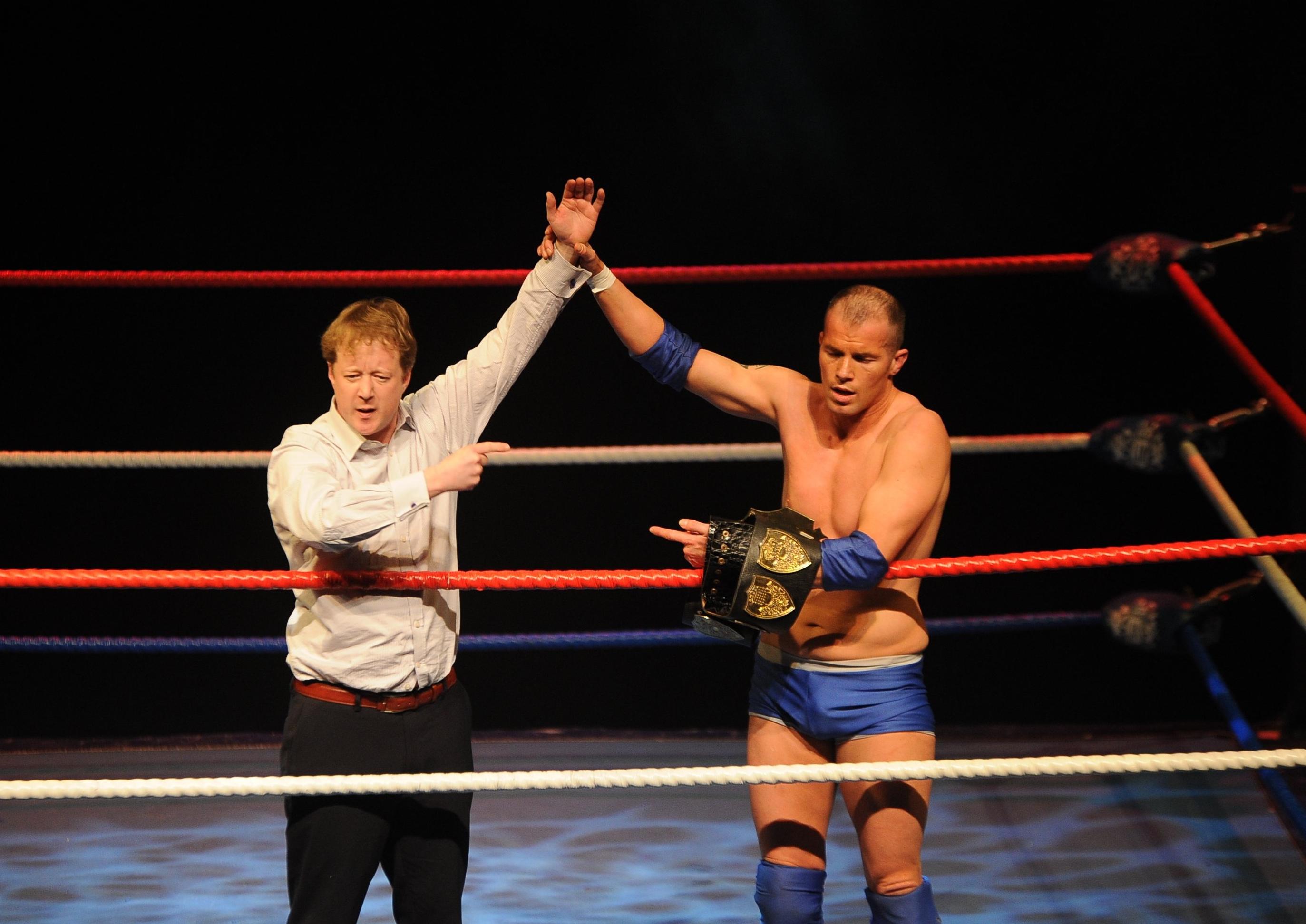 Paul awarding the winning belt to Alan Lee Travers EMN-200222-082644009