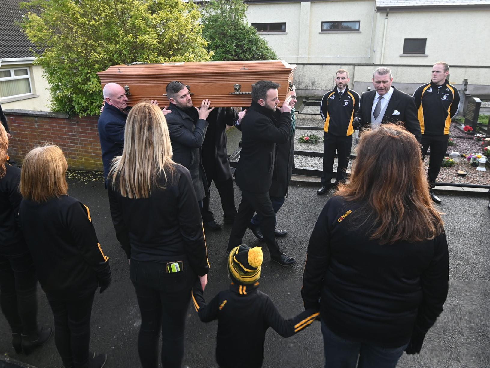As a mark of respect for Mr. Mallon a local GAA club provided a guard of honour as the former deputy First Minister's coffin was carried into the chapel.